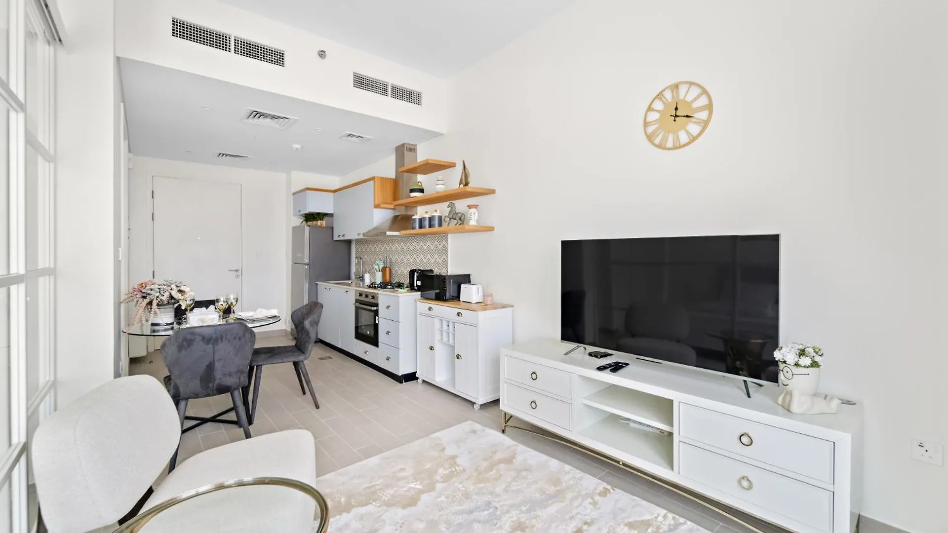 Chic 1 Bedroom Apartment At Golfville Dubai