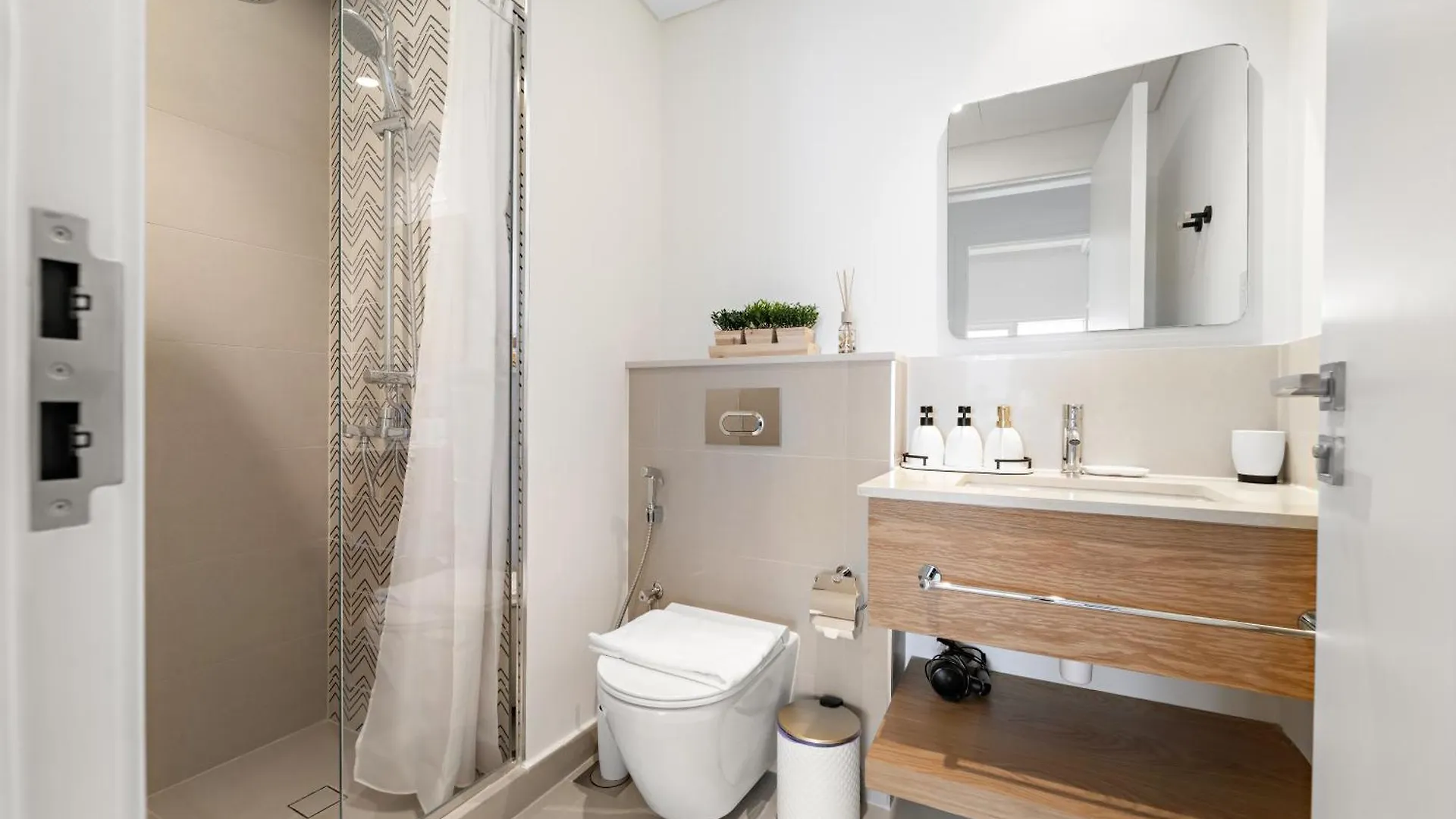 Chic 1 Bedroom Apartment At Golfville Dubai 0*,